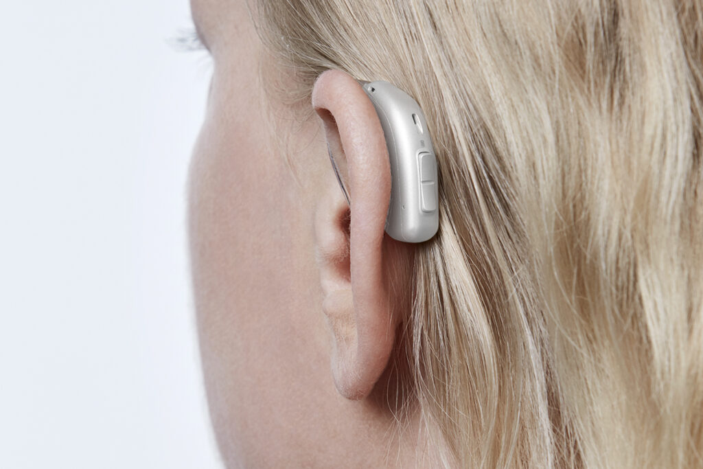 miniRITE_R_H1-2023_C044Silver_AngleB45_Close-up_In-On-Ear_MS_6689_Woman_1200x800px