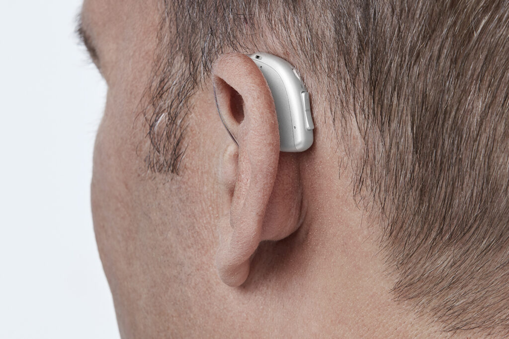 miniRITE_R_H1-2023_C044Silver_AngleB45_Close-up_In-On-Ear_MS_6902_Man_1200x800px