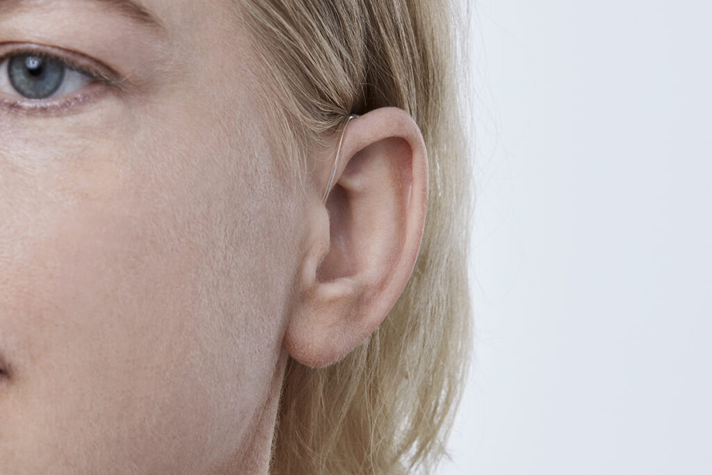 miniRITE_R_H1-2023_C044Silver_AngleF45_Close-up_In-On-Ear_MS_6679_Woman_1200x800px