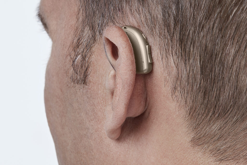 miniRITE_R_H1-2023_C094Terracotta_AngleB45_Close-up_In-On-Ear_MS_6902_Man_1200x800px